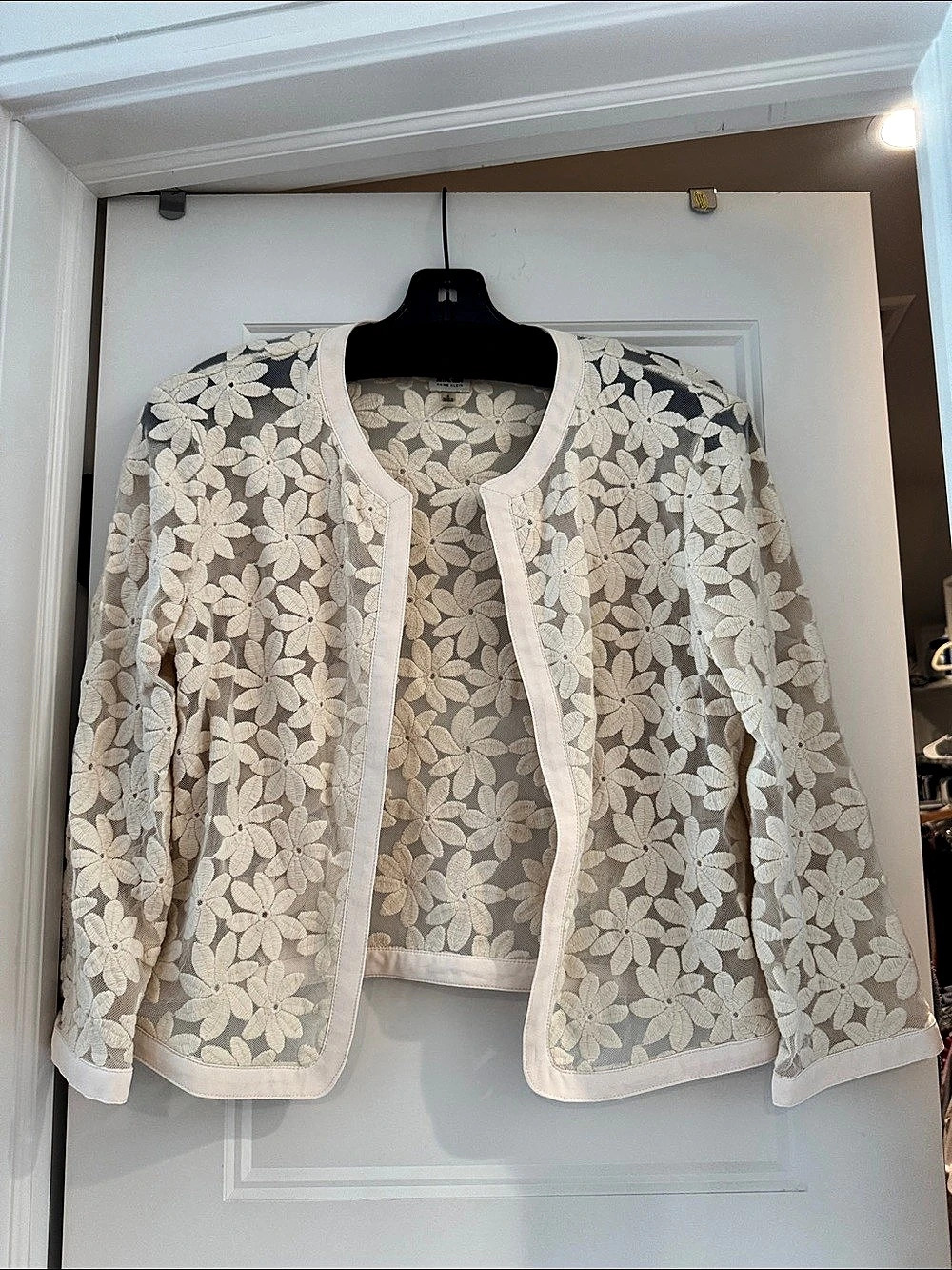 Anne Klein Floral Embroidered Blazer in White & Gray Size 8 Like New